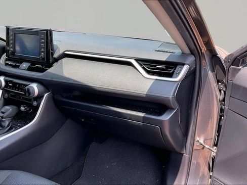 Used 2019 Toyota RAV4 LE w/ Carpet Mat Package AWD/4WD image 18