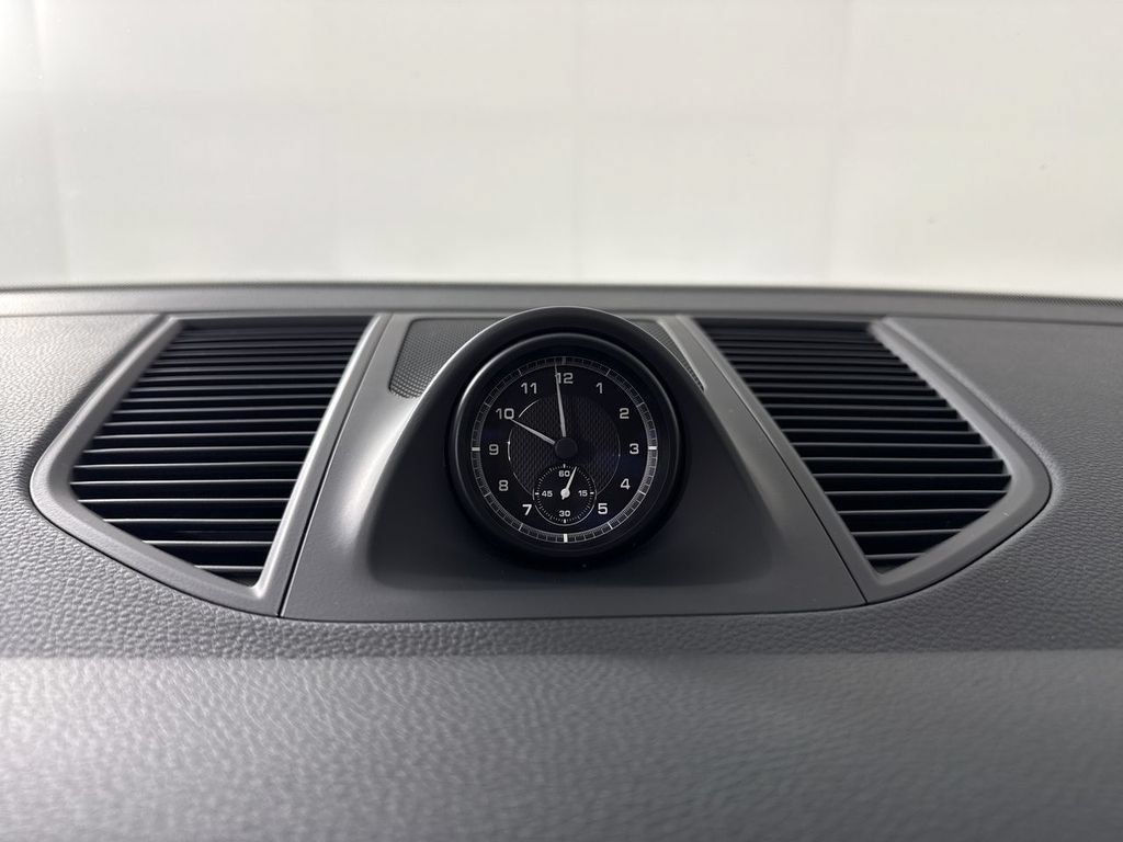 Certified 2025 Porsche Macan AWD/4WD image 30