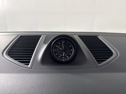 Certified 2025 Porsche Macan AWD/4WD image 30