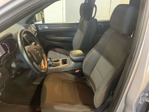 Used 2018 Jeep Grand Cherokee Laredo AWD/4WD image 11