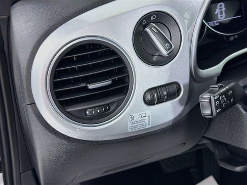Used 2014 Volkswagen Beetle TDI FWD image 10