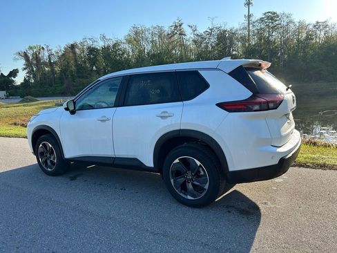 Used 2024 Nissan Rogue SV image 3