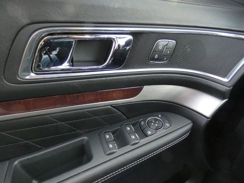 Used 2018 Ford Explorer Platinum image 19