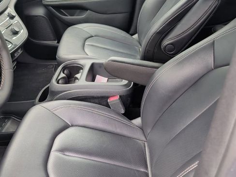 Used 2025 Chrysler Pacifica Select image 8