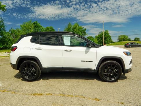 Used 2023 Jeep Compass Latitude w/ Sun and Sound Group AWD/4WD image 2
