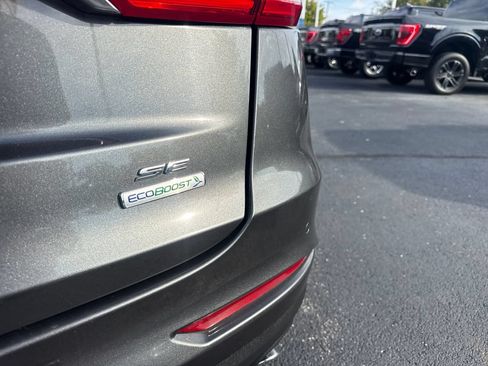 Used 2019 Ford Fusion SE w/ Equipment Group 151A FWD image 9