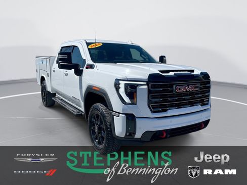 Used 2025 GMC Sierra 2500 AT4 AWD/4WD image 1