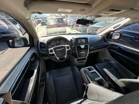 Used 2014 Chrysler Town & Country Touring FWD image 28