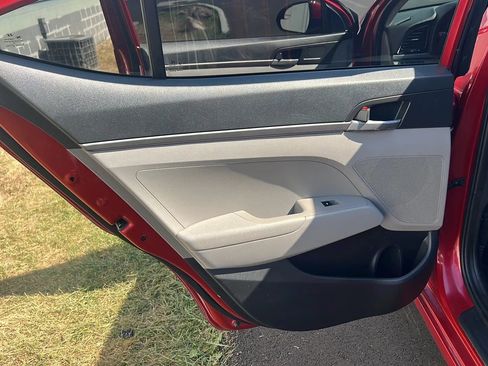 Used 2017 Hyundai Elantra SE image 11