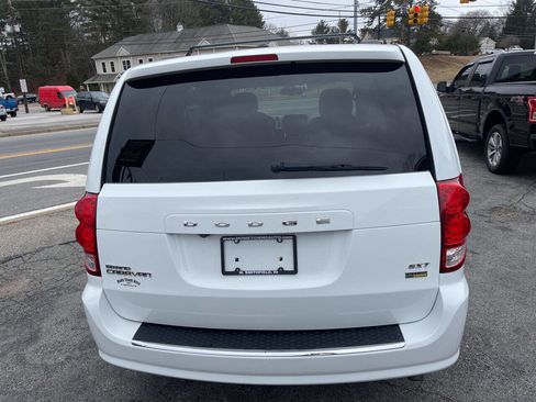 Used 2017 Dodge Grand Caravan SXT image 3