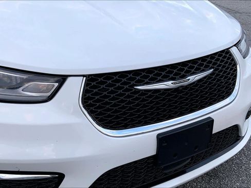 Used 2023 Chrysler Pacifica Touring-L image 28