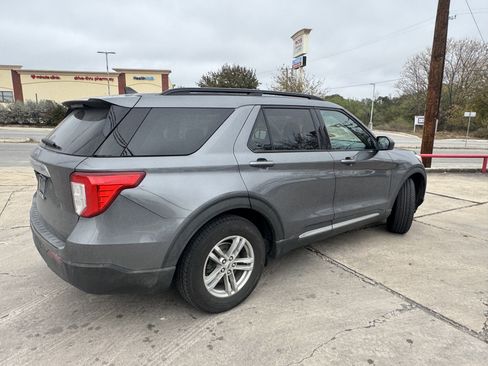Certified 2021 Ford Explorer XLT image 5
