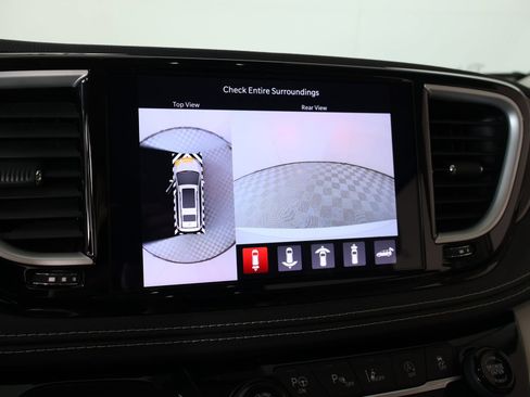 Used 2021 Chrysler Pacifica Touring-L w/ Uconnect Theater Family Group FWD image 7
