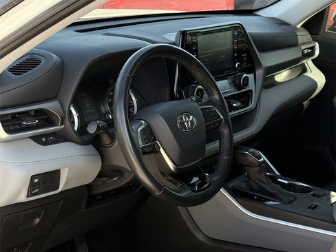 Used 2020 Toyota Highlander LE image 11