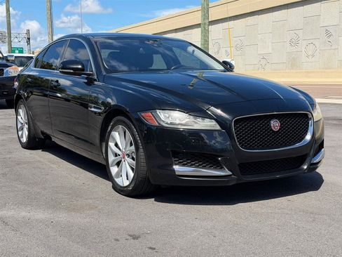 Used 2018 Jaguar XF Premium RWD image 8