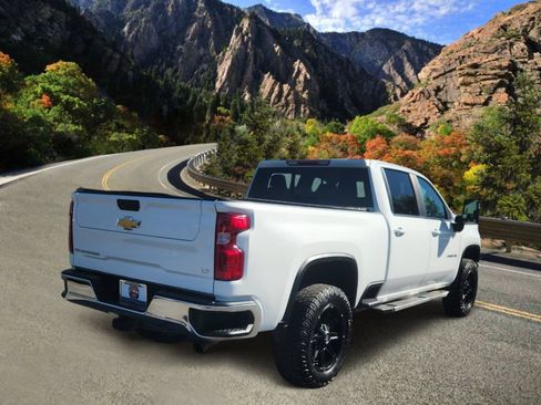 Used 2022 Chevrolet Silverado 2500 LT w/ Convenience Package AWD/4WD image 3
