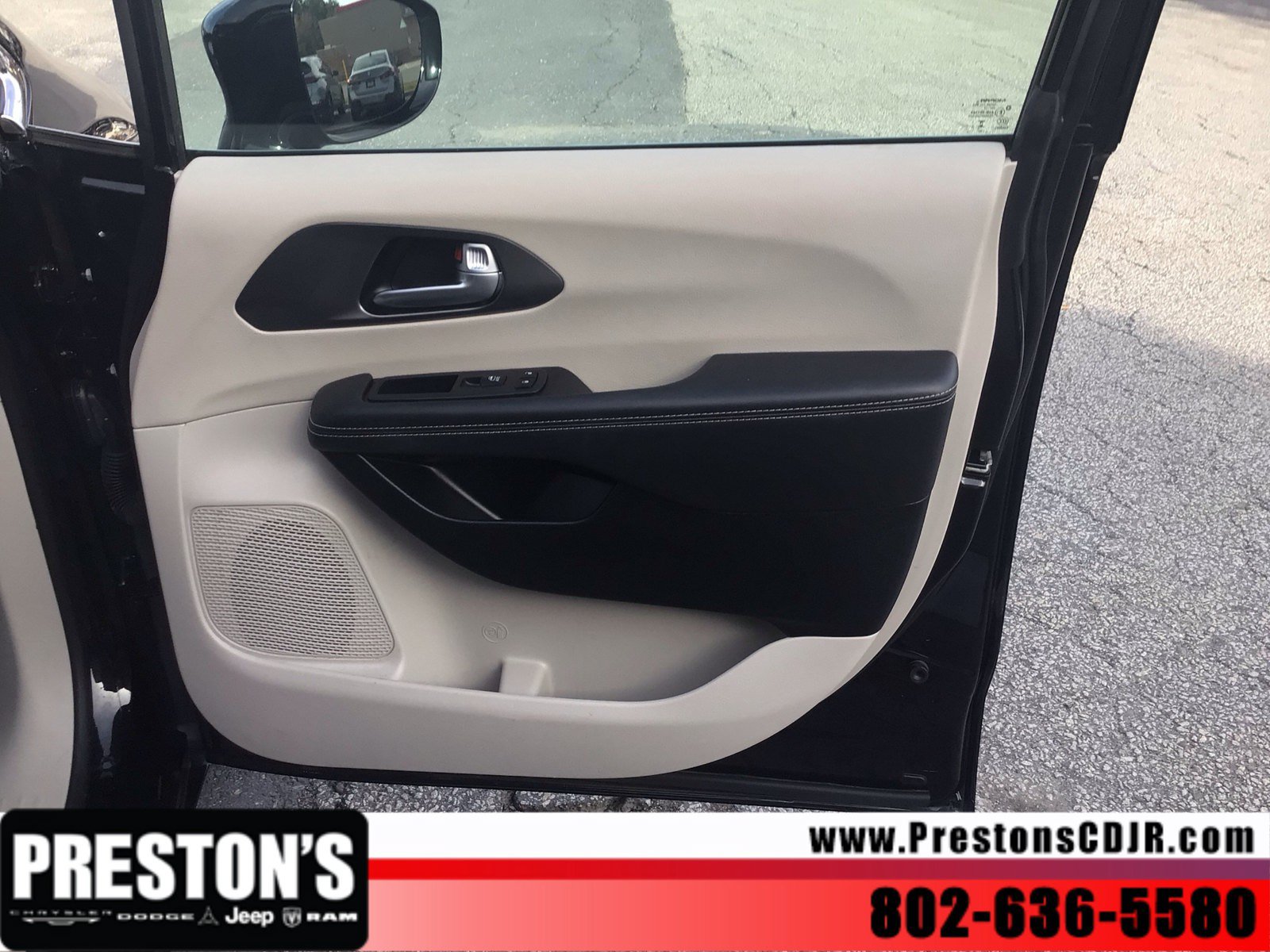 Used 2024 Chrysler Pacifica Touring-L FWD image 24