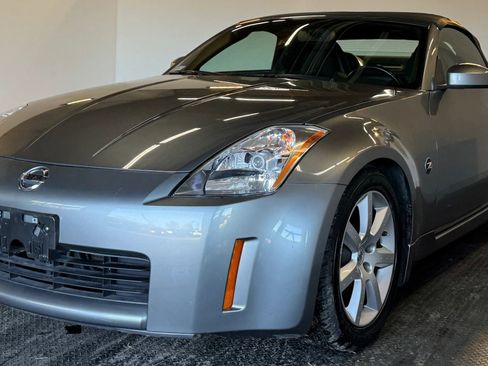 Used 2005 Nissan 350Z Enthusiast w/ (S02) Side Air Bags Pkg image 2