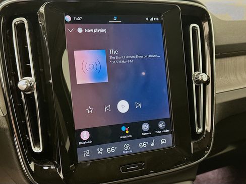 Used 2025 Volvo XC40 B5 Core image 21