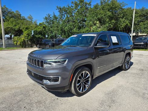 Used 2023 Jeep Wagoneer L Series III w/ Premium Group I AWD/4WD image 2