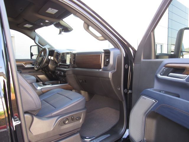 Used 2025 Chevrolet Silverado 3500 High Country w/ High Country Premium Package AWD/4WD image 22