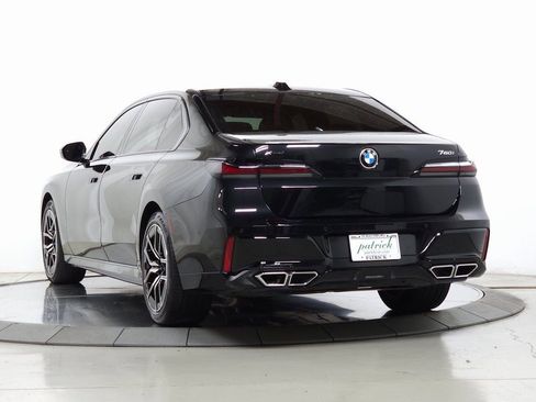 Used 2025 BMW 760i xDrive w/ Executive Package image 7