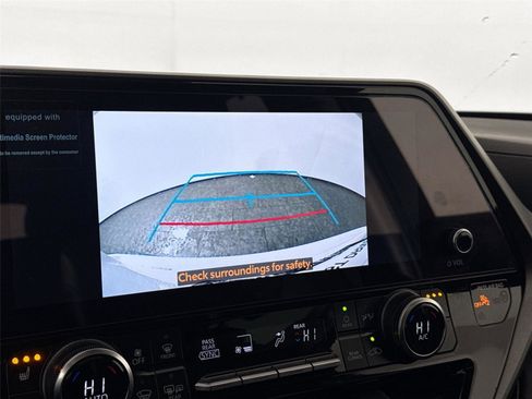 Used 2025 Toyota Highlander XLE AWD/4WD image 26