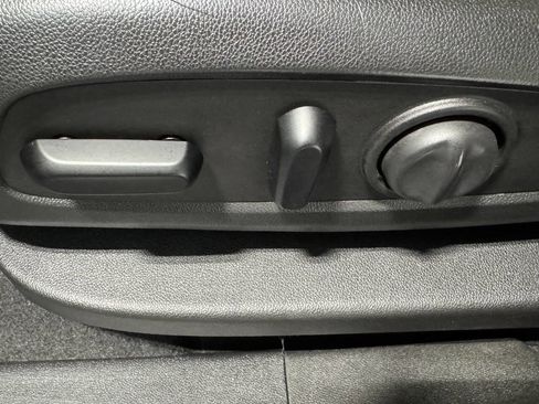 Used 2020 Chevrolet Equinox LT FWD image 11