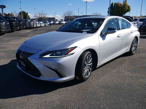 Used 2019 Lexus ES 300h w/ Premium Package image 4
