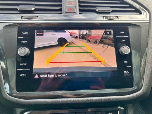 Used 2018 Volkswagen Tiguan SEL AWD/4WD image 13