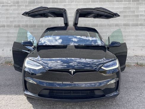 Used 2022 Tesla Model X Plaid image 1