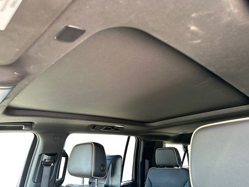 Used 2022 GMC Yukon XL SLT w/ SLT Premium Package image 12