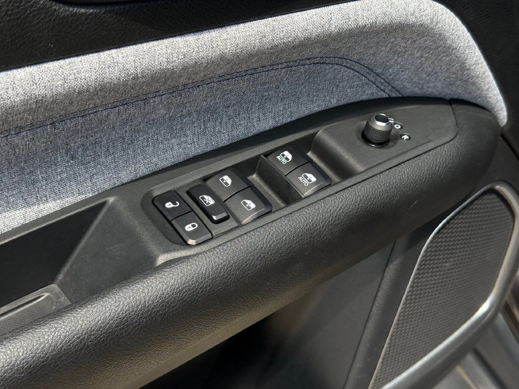 Used 2023 Jeep Compass Latitude AWD/4WD image 7