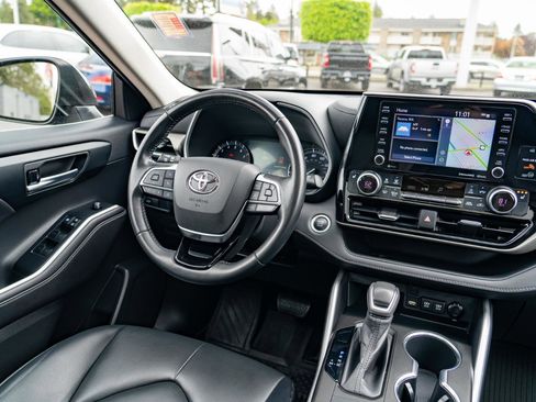 Used 2020 Toyota Highlander XLE AWD/4WD image 21