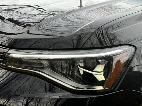 Used 2025 Volkswagen Taos SE w/ Panoramic Sunroof Package image 18