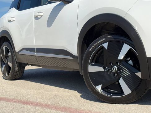 Used 2025 Nissan Kicks SR FWD image 2