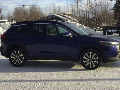 Used 2023 Toyota Corolla Cross XLE w/ Convenience Package image 9