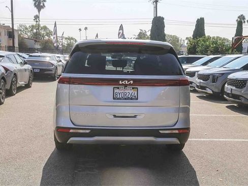 Certified 2022 Kia Carnival LX image 9