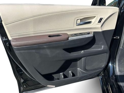 Used 2023 Toyota Sienna Platinum AWD/4WD image 29