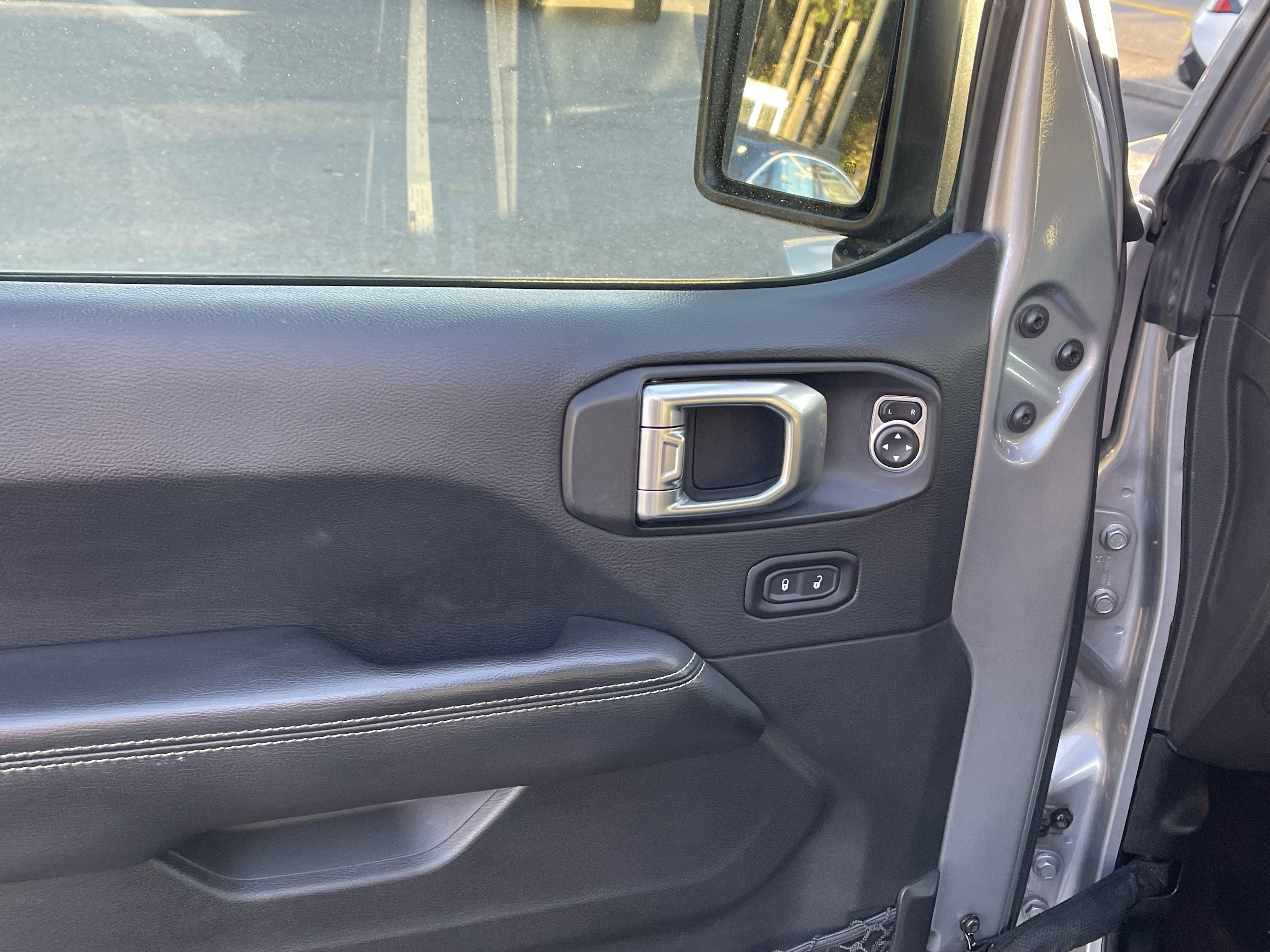 Used 2018 Jeep Wrangler Unlimited Sahara AWD/4WD image 15
