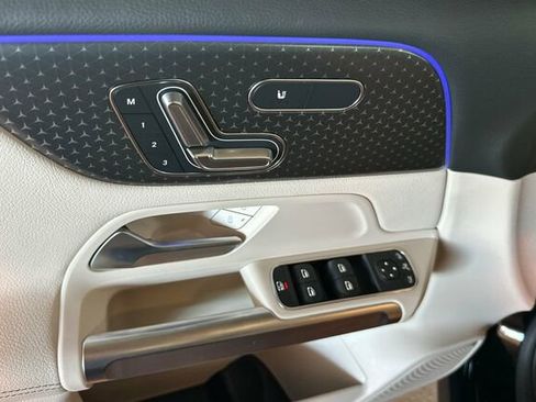 Used 2025 Mercedes-Benz GLB 250 image 11