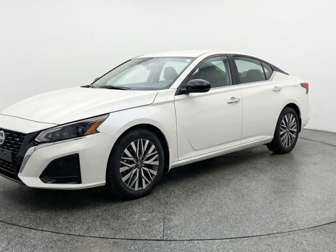 Used 2025 Nissan Altima 2.5 SV FWD image 2