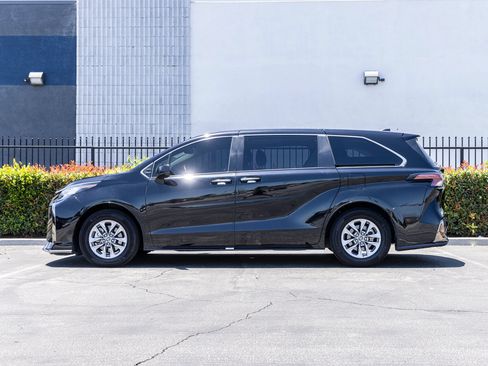 Used 2022 Toyota Sienna XLE AWD/4WD image 6