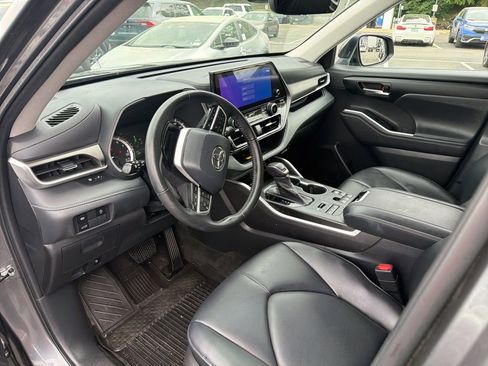 Used 2023 Toyota Highlander XLE AWD/4WD image 21