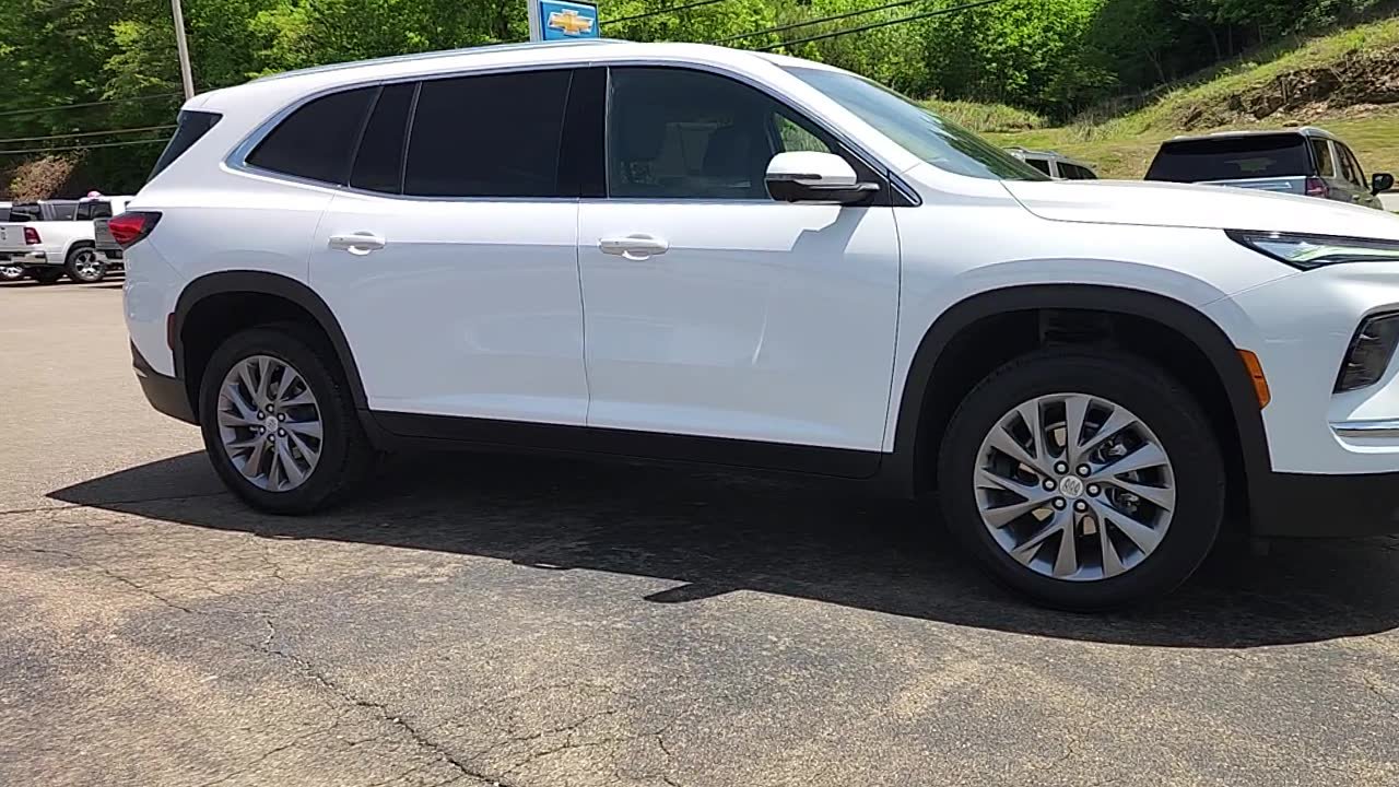 Used 2025 Buick Enclave Preferred FWD image 9