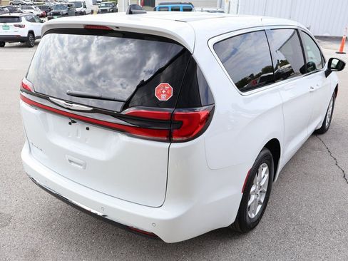 New 2026 Chrysler Pacifica Select FWD image 5