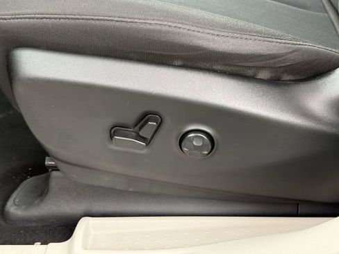 Used 2023 Chrysler Voyager LX FWD image 25