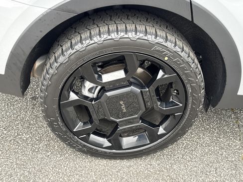 Certified 2025 Kia Sorento SX image 17