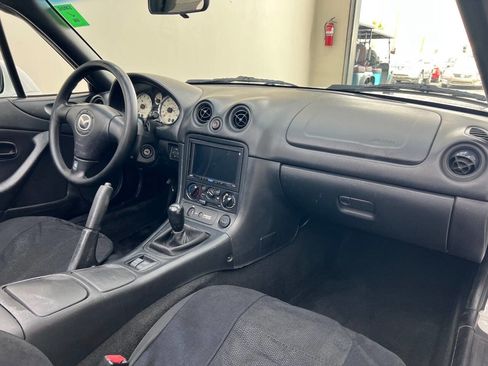 Used 2001 MAZDA MX-5 Miata RWD image 18