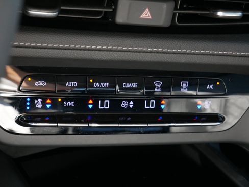 Used 2023 Buick Envision Avenir AWD/4WD image 21